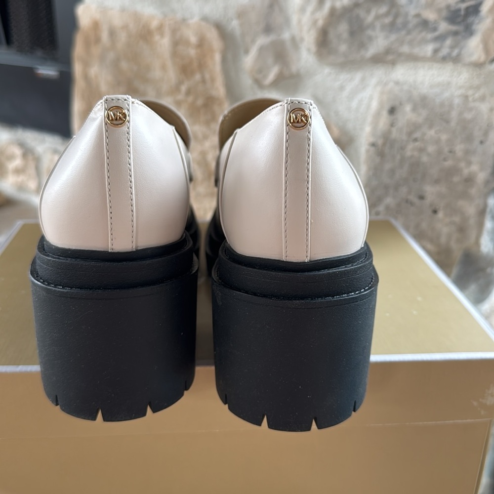 Michael Kors Rocco Heeled Loafer Size 7 Cream Preppy Trendy New in Box - Picture 2 of 5